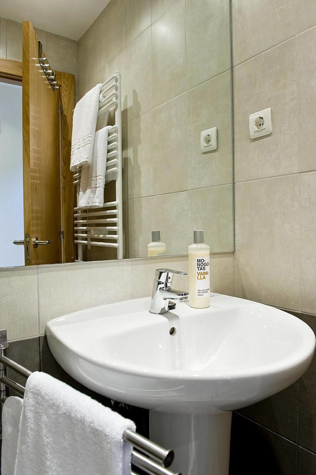 Apartamentos Turisticos Los Zapatos Morados Haro Zewnętrze zdjęcie